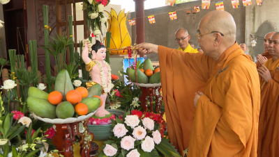 Phó Bí thư Thường trực Thị ủy, Chủ tịch Hội đồng Nhân dân thị xã Chơn Thành Hà Duy Đạt chúc mừng Đại lễ Phật Đản năm 2025 tại chùa Thanh Tịnh