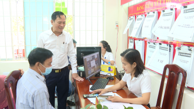 Bí thư Thị ủy Chơn Thành Nguyễn Minh Bình kiểm tra hoạt động tại Trung tâm Phục vụ Hành chính công phường Chơn Thành