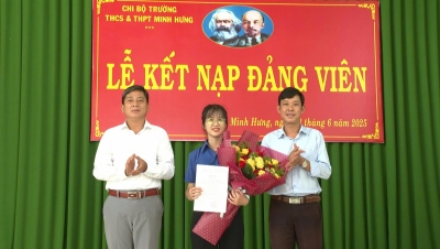 Chơn Thành: Thêm một học sinh ưu tú được kết nạp Đảng