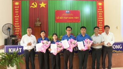 Chơn Thành: Kết nạp 4 học sinh ưu tú vào Đảng