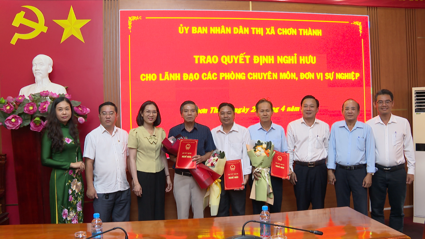 01 ct trao quyet dinh nghi huu cho lanh dao cac phong ban chuyen mon