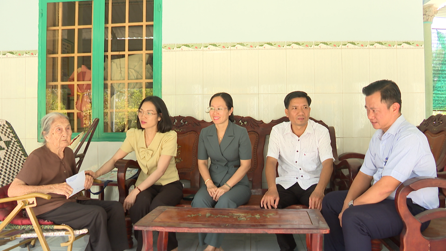 02 chon thanh tham tang qua gia dinh chinh sach tieu bieu