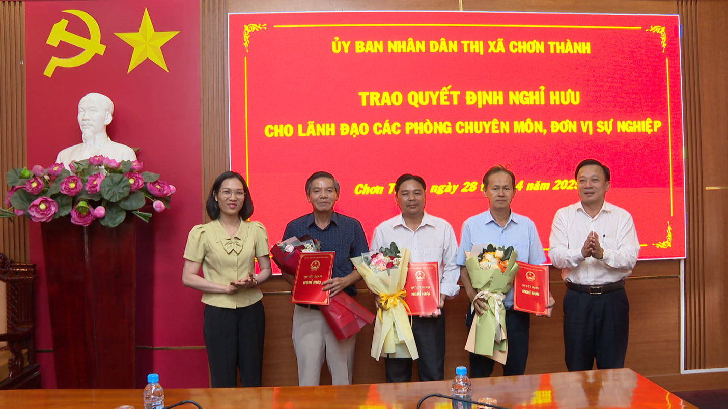 02 ct trao quyet dinh nghi huu cho lanh dao cac phong ban chuyen mon