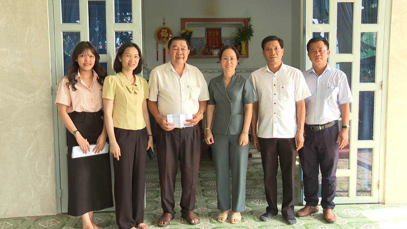 03 chon thanh tham tang qua gia dinh chinh sach tieu bieu