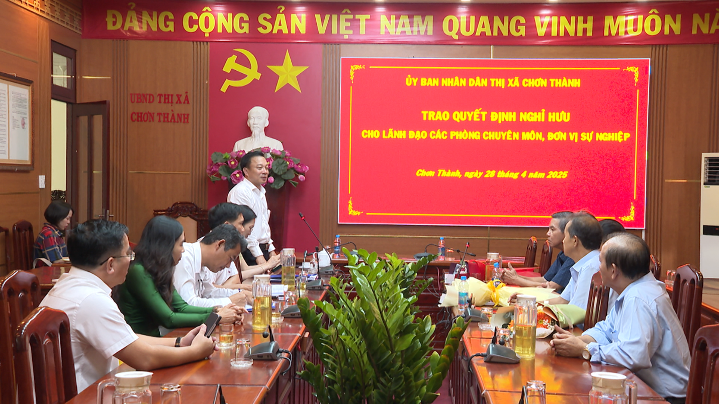 03 ct trao quyet dinh nghi huu cho lanh dao cac phong ban chuyen mon