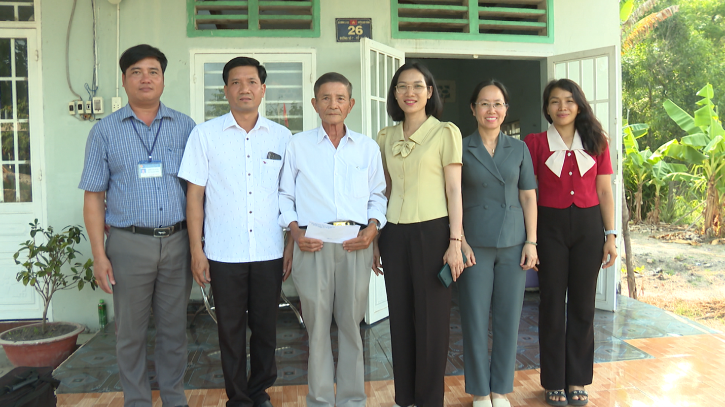 04 chon thanh tham tang qua gia dinh chinh sach tieu bieu