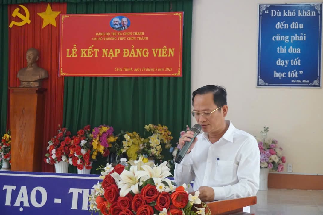 bi thu phat bieu tai le ket nap dang vien thpt chon thanh