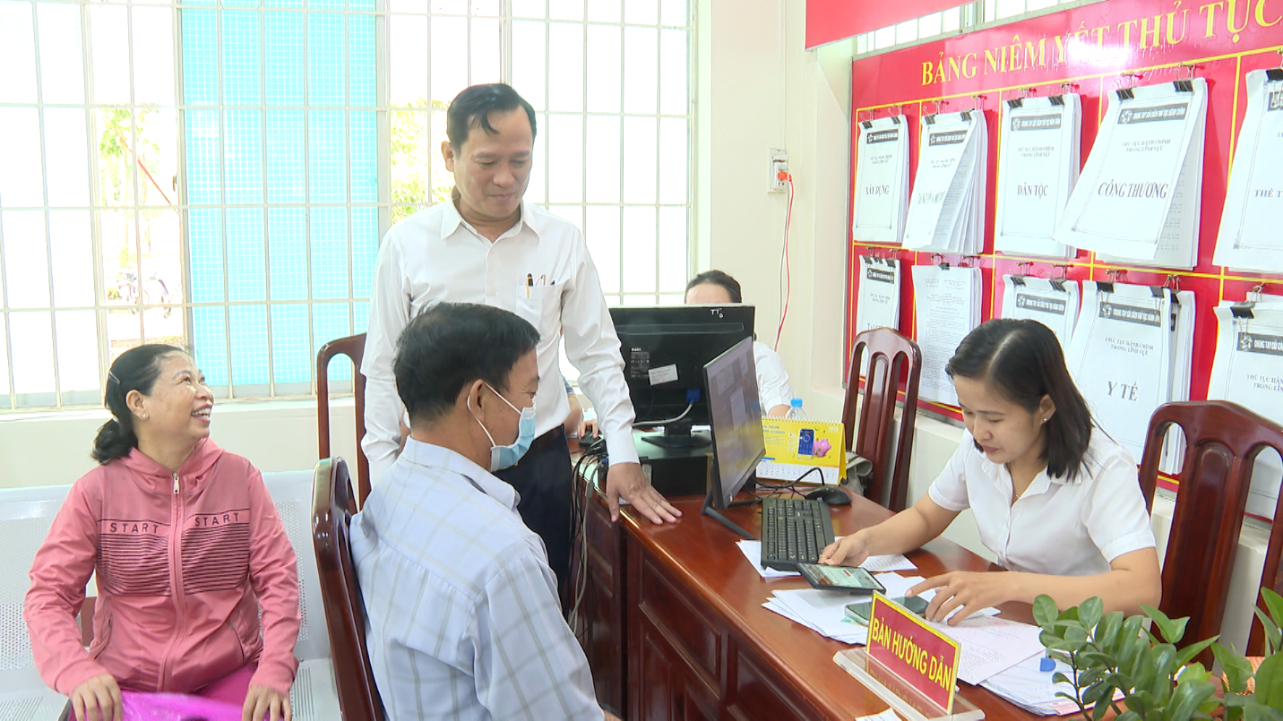 02 bi thu thi uy chon thanh kiem tra hoat dong trung tam phuc vu hanh chinh cong