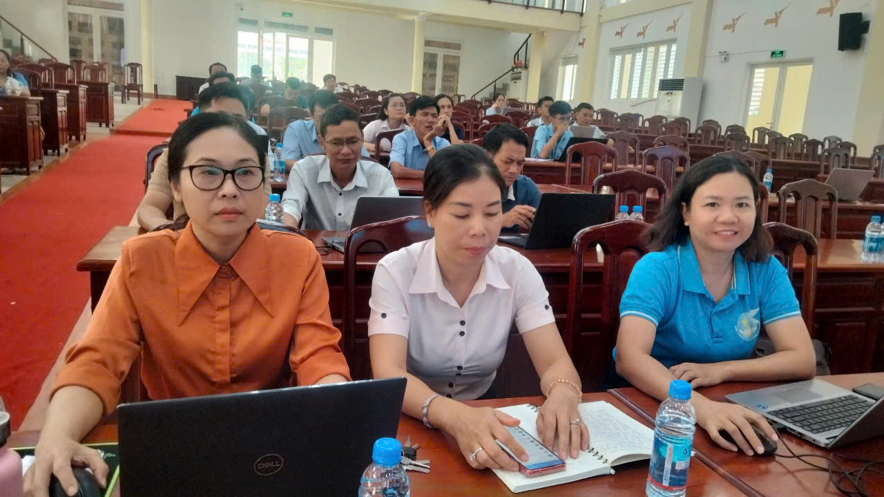 02 chon thanh tham gia hoi nghi tap huan trien khai he thong dung chung tren dia ban tinh