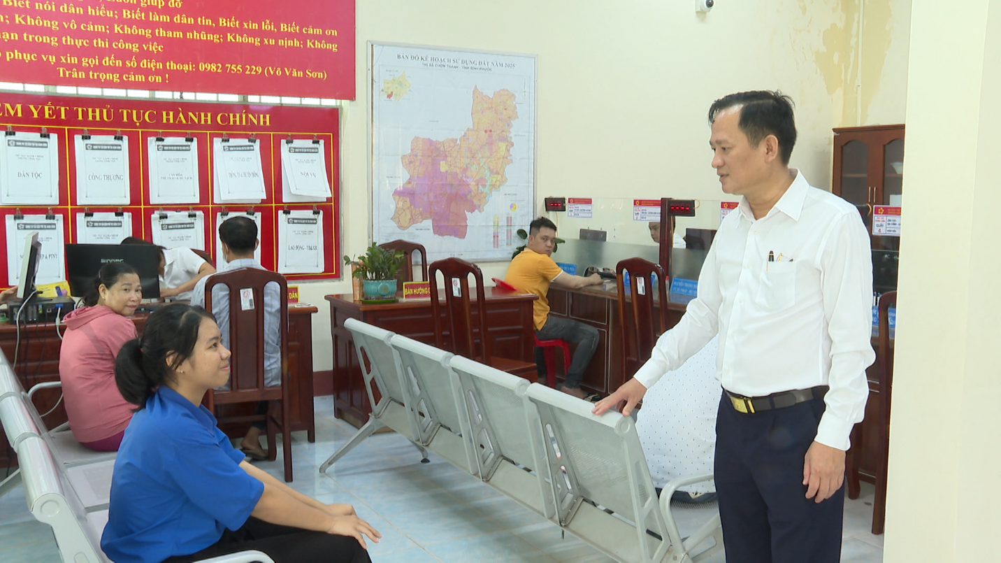04 bi thu thi uy chon thanh kiem tra hoat dong trung tam phuc vu hanh chinh cong