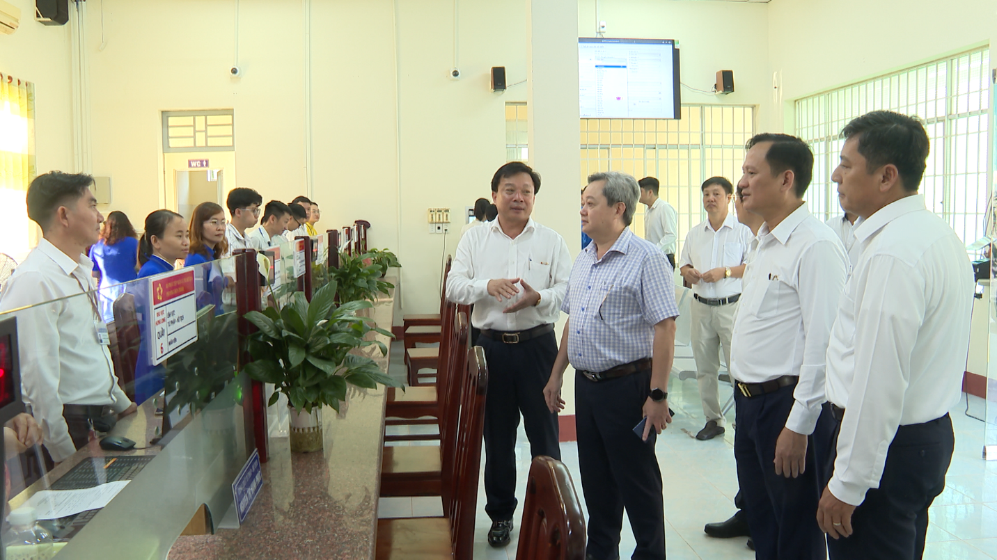 04 le ra mat trung tam phuc vu hanh chinh cong phuong chon thanh