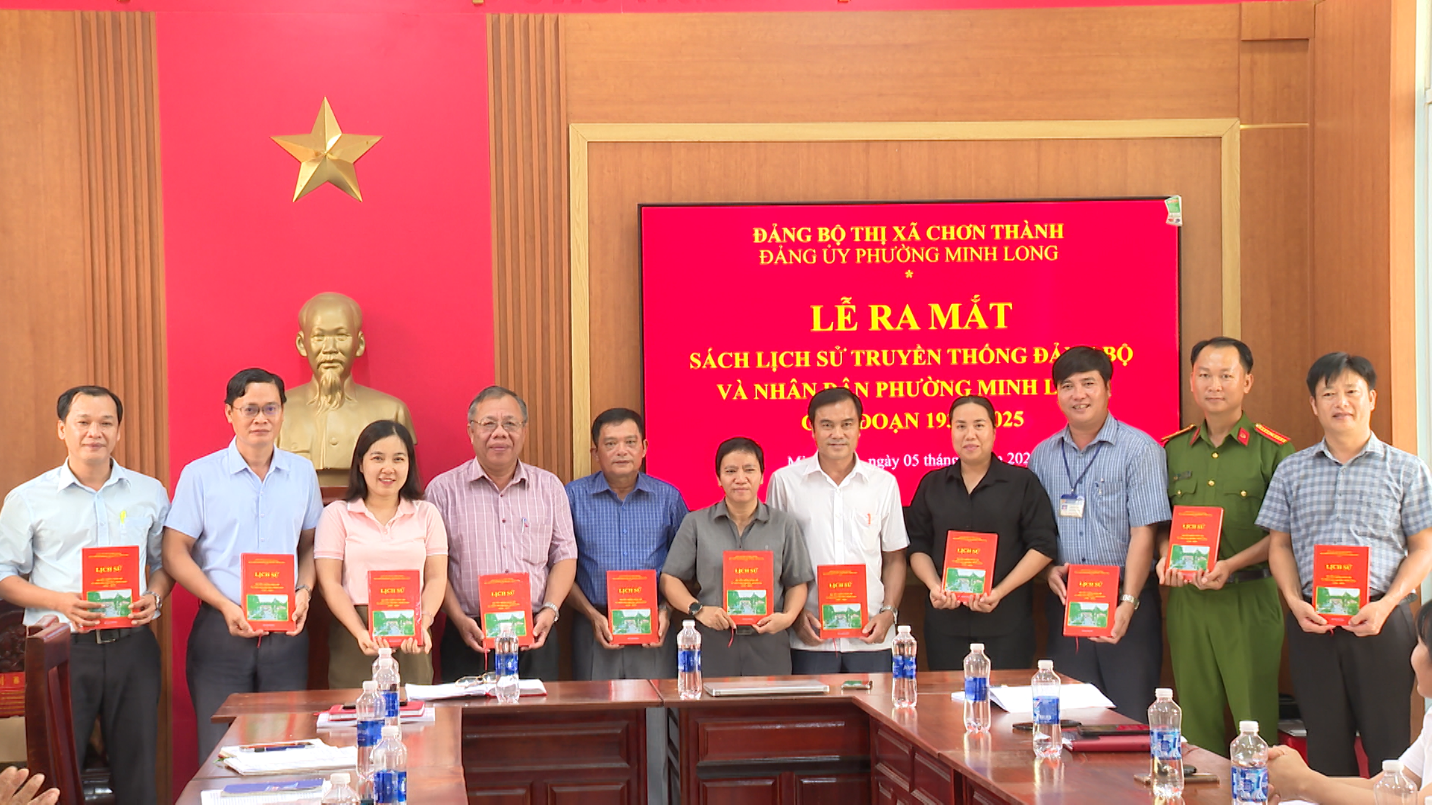 04 ra mat cuon lic su dang bo phuong mimh long